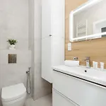 Unique In With Parking, Sauna And Gym By Renters דירה
